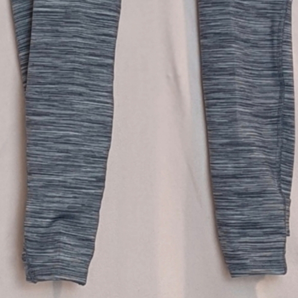 Old Navy Active Gray Mid Rise Fitted 7/8 Length Leggings size Medium - Picture 2 of 8